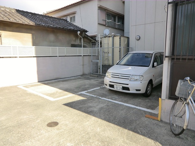 塚本TKDハウスの駐車場