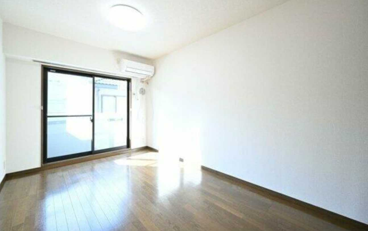 ジェイパーク駒沢　分譲賃貸　バイク置き場　オートロックの居間・リビング