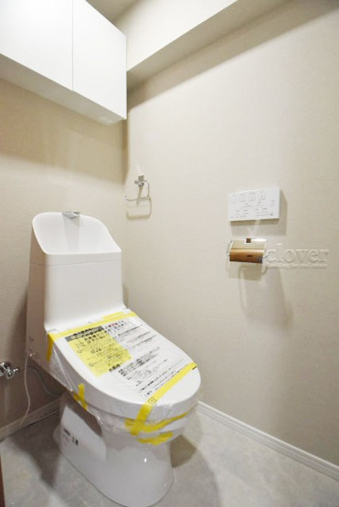 【トイレ】 | 浅草スカイレジテル | 温水洗浄便座付き　上部に収納を備えたトイレです。自宅の中でも最もプライベートな空間だからこそ、ほしい「落ち着き」がここにあります。～即日のご見学可能～　お問合せはお気軽にどうぞ。