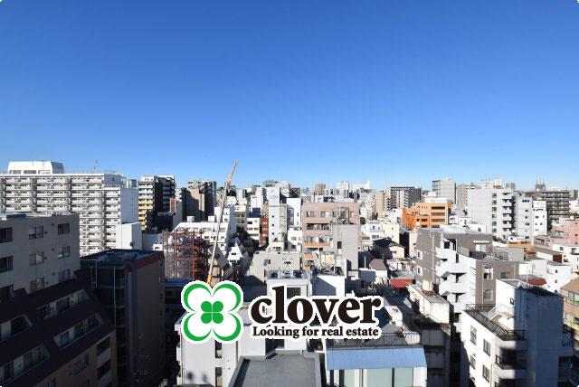 【展望】 | 浅草スカイレジテル | 眼前に広がる空の雄大さと、このお部屋の自慢の一つである「眺望」をご覧ください。毎日、この景色を独り占めできる新生活に夢が広がります。～即日のご見学可能～　お問合せはお気軽にどうぞ。