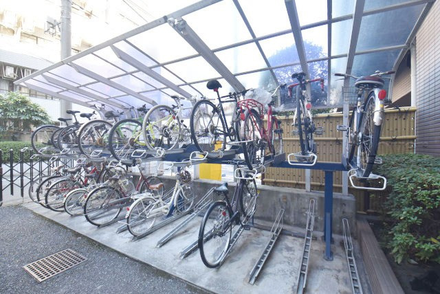 【駐輪場】 | 浅草スカイレジテル | 自転車置き場。マンションの共用部にあたります。空きの有無や駐輪料金、各戸の台数制限などについては、改めてお問い合わせください。～即日のご見学可能～　お問合せはお気軽にどうぞ。