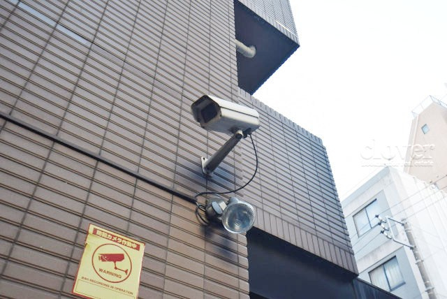 【防犯設備】 | 浅草スカイレジテル | 建物や敷地の隅々に目を光らせる防犯カメラが設置されています。現地を見学される際には、カメラの存在やその台数にも意識を払ってみてください。～即日のご見学可能～　お問合せはお気軽にどうぞ。