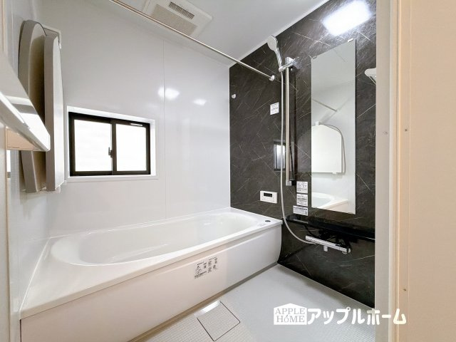 【新築住宅】熊谷市上之 3期の浴室|窓付きのバスルームは、採光もあり明るく気持ちの良い空間です。窓があることで、換気環境も良好。掃除もスムーズに出来ます