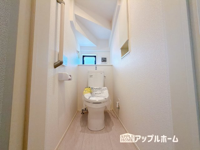 【新築住宅】熊谷市上之 3期のトイレ|白を基調とした清潔感のある明るい空間。温水洗浄便座付きで、毎日快適・清潔に使用できます。操作しやすい壁面リモコンを採用しています。