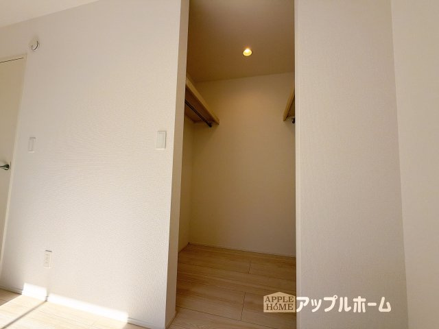 【新築住宅】熊谷市上之 3期の収納|お洋服を大切にされる方に大変喜ばれる、ウォークインクローゼット。お洋服以外にも掃除機やスーツケースなどを一箇所に集約できるのは魅力ですね！扉が一箇所ですので、お部屋の見た目にもスッキリ！