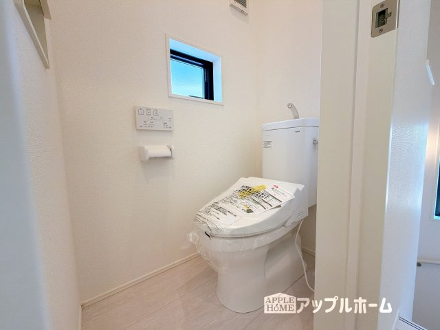 【新築住宅】熊谷市上之 3期のトイレ|白を基調とした清潔感のある明るい空間。温水洗浄便座付きで、毎日快適・清潔に使用できます。操作しやすい壁面リモコンを採用しています。