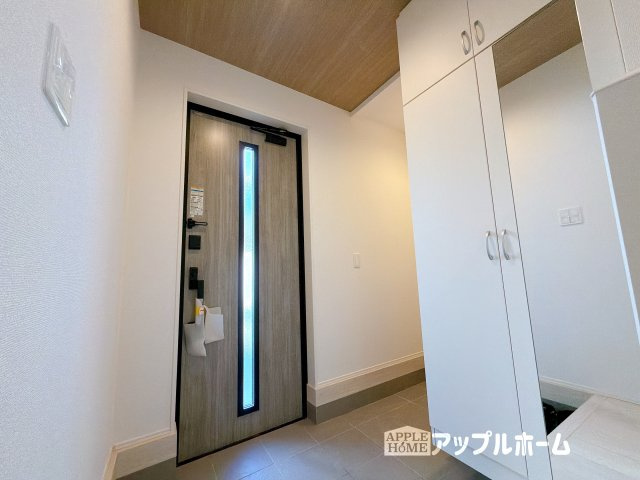 【新築住宅】熊谷市上之 3期の玄関|住まう人も来客も入った時にワクワクさせてくれるオシャレな玄関♪収納もたっぷりあるので、靴がたくさんあっても安心！