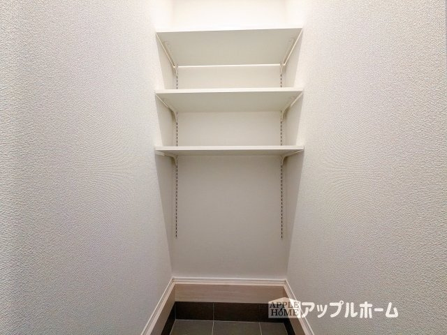 【新築住宅】熊谷市上之 3期の収納|明るく清潔感のある玄関でお客様を迎えるスペースをパッと明るい印象に！大容量の収納力で大家族の履物もすっきり収納できます♪
