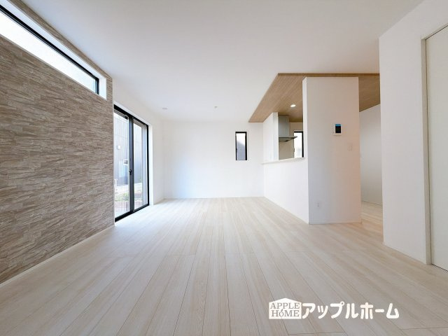 【新築住宅】熊谷市上之 3期の居間・リビング|窓から差し込む光で家族を温かく包み込みます。明るいリビングで子育てする喜びを☆いつでも見学可能です！