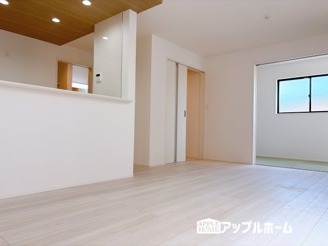 【新築住宅】熊谷市上之 3期の居間・リビング|広々リビング×対面キッチンで家族の会話も弾みます♪家族団らんの秘訣は間取りにあり☆夢のマイホームを一緒に叶えましょう！