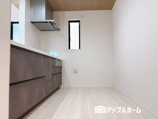 【新築住宅】熊谷市上之 3期のキッチン|見栄えもよくお手入れもスムーズに出来ます。豊富な収納力もございますので、キッチンスペースをスッキリとお使い頂けそうです。