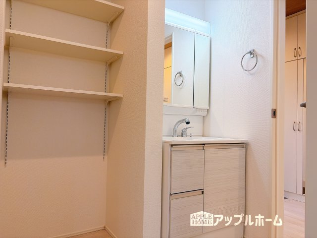 【新築住宅】熊谷市上之 3期の独立洗面台|ゆとりの洗面スペースで朝の身支度も快適スムーズに。３面鏡で髪のセットやお化粧もストレスなくこなせ、朝から気分良く通勤通学に向かえそうですね！鏡の裏にはたっぷりと収納スペースを標準装備