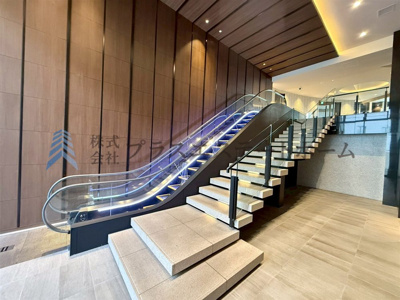 【洋室】 | ワコーレザ神戸トアロード | 入口からエントランスまでエスカレーターが設置されています♪