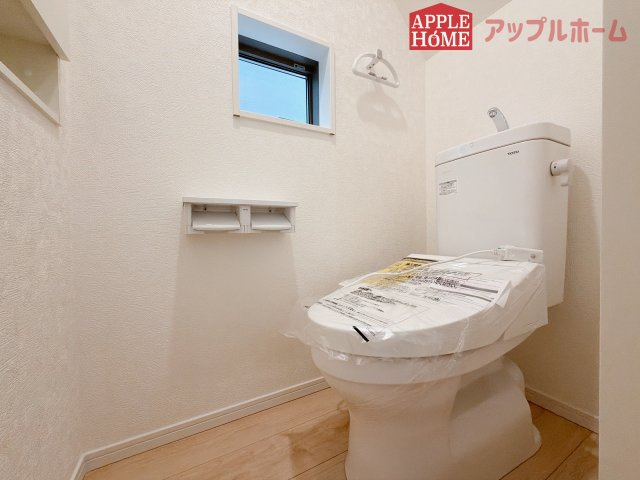 【新築住宅】熊谷市赤城町 第3 全2棟のトイレ|節水型でエコなトイレには、今では当たり前の温水洗浄機能付き。便座を温める機能もついていて、居心地の良い空間♪