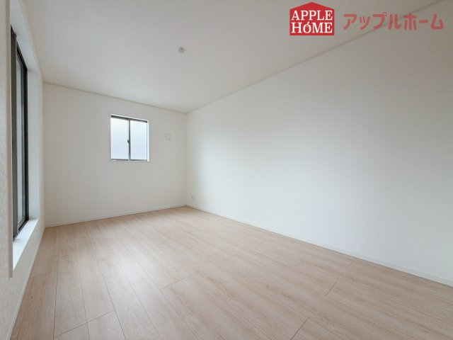 【新築住宅】熊谷市赤城町 第3 全2棟の洋室|２階居室は全室収納あり！たっぷりある収納活用でお部屋もキレイを保てます♪