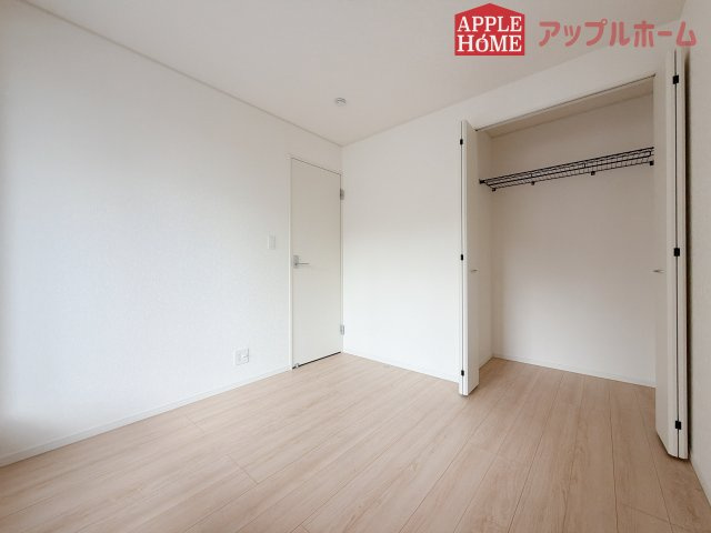 【新築住宅】熊谷市赤城町 第3 全2棟の洋室|２階居室は全室収納あり！たっぷりある収納活用でお部屋もキレイを保てます♪
