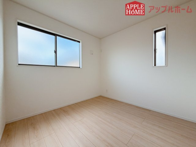 【新築住宅】熊谷市赤城町 第3 全2棟の洋室|２階居室は全室収納あり！たっぷりある収納活用でお部屋もキレイを保てます♪