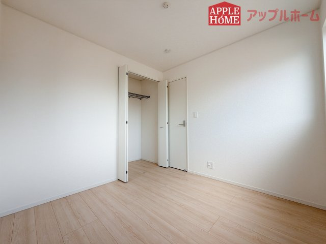 【新築住宅】熊谷市赤城町 第3 全2棟の洋室|２階居室は全室収納あり！たっぷりある収納活用でお部屋もキレイを保てます♪