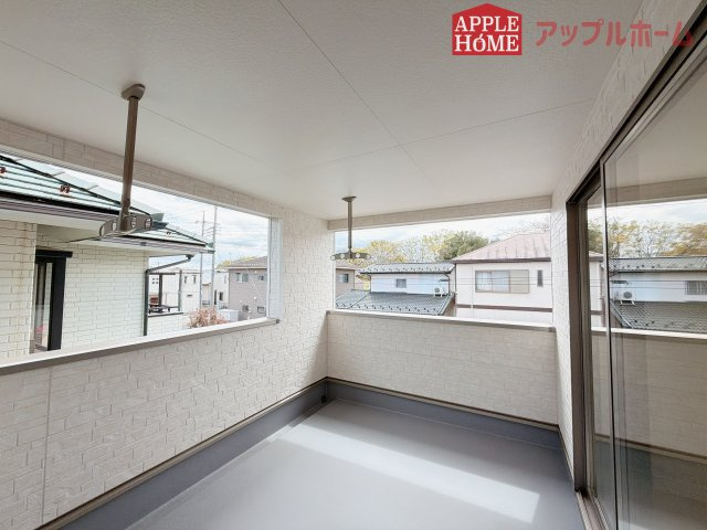 【新築住宅】熊谷市赤城町 第3 全2棟のバルコニー|インナーバルコニーで突然の雨でも安心♪直射日光を防げるので、紫外線を気にせず自然の光や風を感じながら日光浴もできちゃいます♪