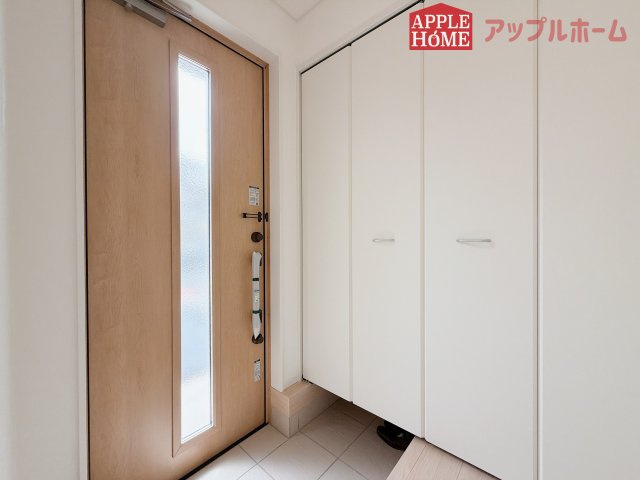 【新築住宅】熊谷市赤城町 第3 全2棟の玄関|明るく清潔感のある玄関でお客様を迎えるスペースをパッと明るい印象に！大容量の収納力で大家族の履物もすっきり収納できます♪
