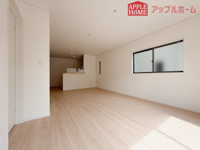 【新築住宅】熊谷市赤城町 第3 全2棟の居間・リビング|広々リビング×対面キッチンで家族の会話も弾みます♪家族団らんの秘訣は間取りにあり☆夢のマイホームを一緒に叶えましょう！