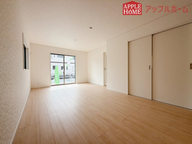 【新築住宅】熊谷市赤城町 第3 全2棟の居間・リビング|窓から差し込む光で家族を温かく包み込みます。明るいリビングで子育てする喜びを☆いつでも見学可能です！