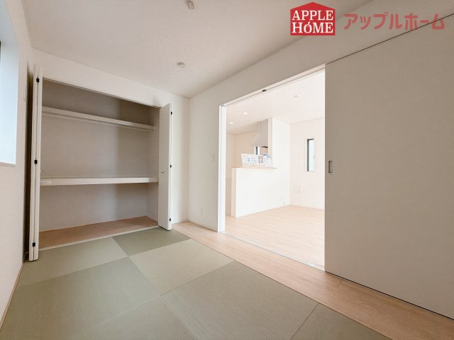 【新築住宅】熊谷市赤城町 第3 全2棟の和室|クローゼット付きの和室は、収納スペースが豊富で部屋全体がすっきりと片付きやすいのが特徴です。衣類や荷物を整理しやすく、生活感を抑えた洗練された空間を保てます。