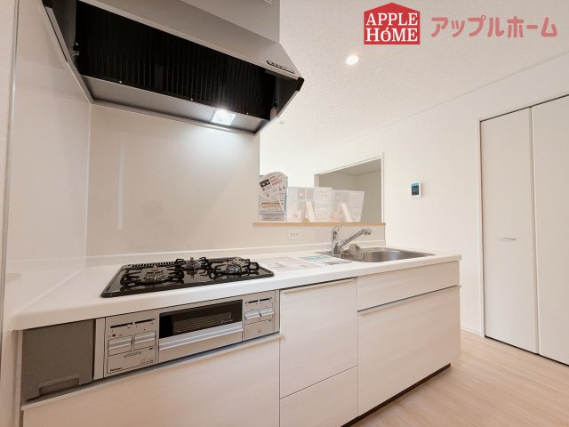【新築住宅】熊谷市赤城町 第3 全2棟のキッチン|キッチンから部屋中が見守れるので、小さなお子様がいるご家庭でも安心です。シンプル×ナチュラルな温かい空間は、どんなスタイルの家具も合わせやすいお部屋です。