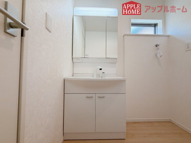 【新築住宅】熊谷市赤城町 第3 全2棟の独立洗面台|三面鏡付きの洗面化粧台ですので、たっぷりと収納いただけます。白を基調とした清潔感のある快適空間です。毎日の身支度も気持ち良くお使い頂けます！！
