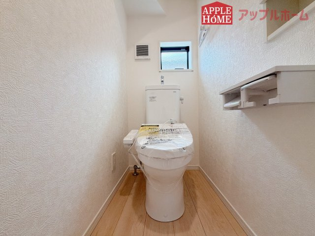 【新築住宅】熊谷市赤城町 第3 全2棟のトイレ|節水型でエコなトイレには、今では当たり前の温水洗浄機能付き。便座を温める機能もついていて、居心地の良い空間♪