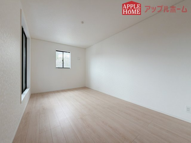 【新築住宅】熊谷市赤城町 第3 全2棟の洋室|２階居室は全室収納あり！たっぷりある収納活用でお部屋もキレイを保てます♪