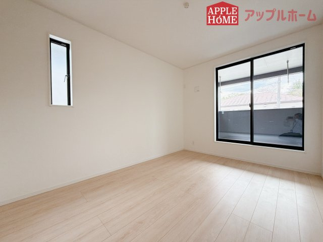 【新築住宅】熊谷市赤城町 第3 全2棟の洋室|２階居室は全室収納あり！たっぷりある収納活用でお部屋もキレイを保てます♪