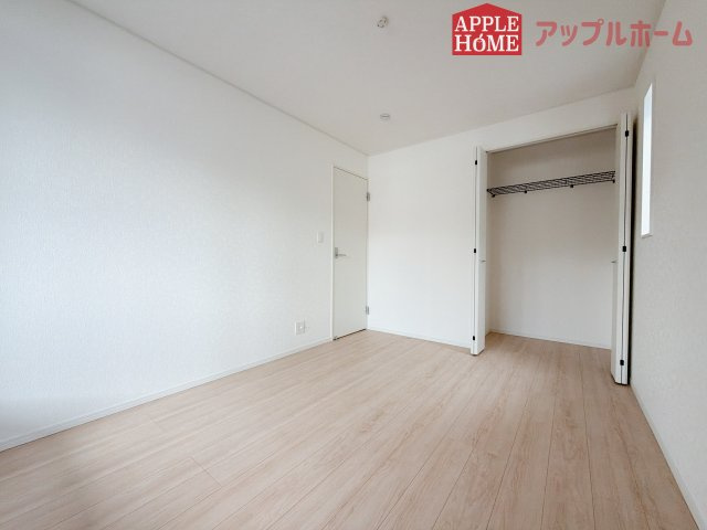 【新築住宅】熊谷市赤城町 第3 全2棟の洋室|２階居室は全室収納あり！たっぷりある収納活用でお部屋もキレイを保てます♪