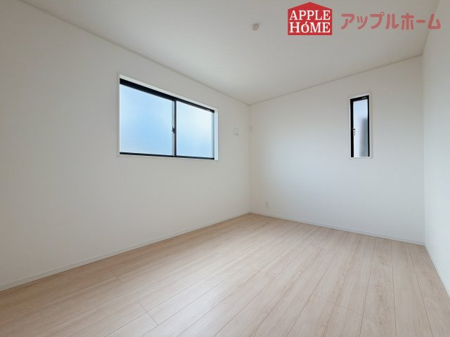 【新築住宅】熊谷市赤城町 第3 全2棟の洋室|２階居室は全室収納あり！たっぷりある収納活用でお部屋もキレイを保てます♪