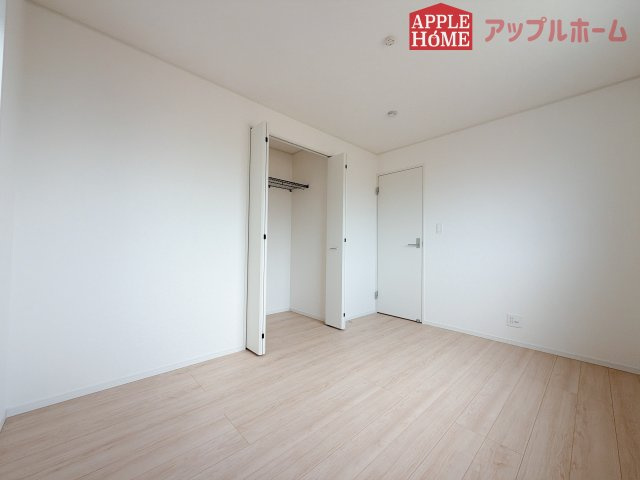 【新築住宅】熊谷市赤城町 第3 全2棟の洋室|２階居室は全室収納あり！たっぷりある収納活用でお部屋もキレイを保てます♪
