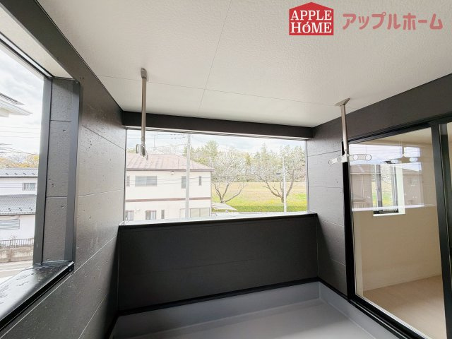 【新築住宅】熊谷市赤城町 第3 全2棟のバルコニー|インナーバルコニーで突然の雨でも安心♪直射日光を防げるので、紫外線を気にせず自然の光や風を感じながら日光浴もできちゃいます♪