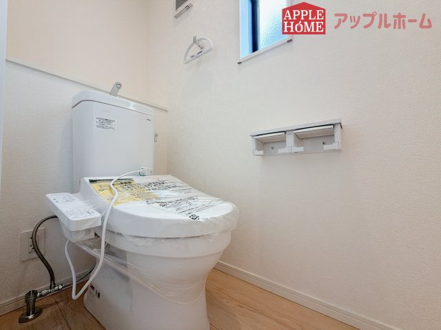 【新築住宅】熊谷市赤城町 第3 全2棟のトイレ|節水型でエコなトイレには、今では当たり前の温水洗浄機能付き。便座を温める機能もついていて、居心地の良い空間♪