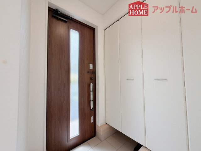 【新築住宅】熊谷市赤城町 第3 全2棟の玄関|明るく清潔感のある玄関でお客様を迎えるスペースをパッと明るい印象に！大容量の収納力で大家族の履物もすっきり収納できます♪