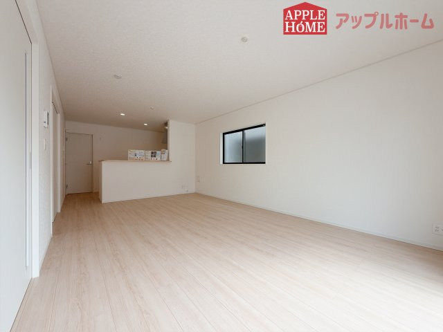 【新築住宅】熊谷市赤城町 第3 全2棟の居間・リビング|広々リビング×対面キッチンで家族の会話も弾みます♪家族団らんの秘訣は間取りにあり☆夢のマイホームを一緒に叶えましょう！