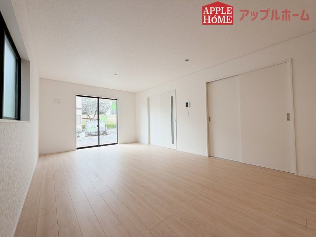 【新築住宅】熊谷市赤城町 第3 全2棟の居間・リビング|窓から差し込む光で家族を温かく包み込みます。明るいリビングで子育てする喜びを☆いつでも見学可能です！