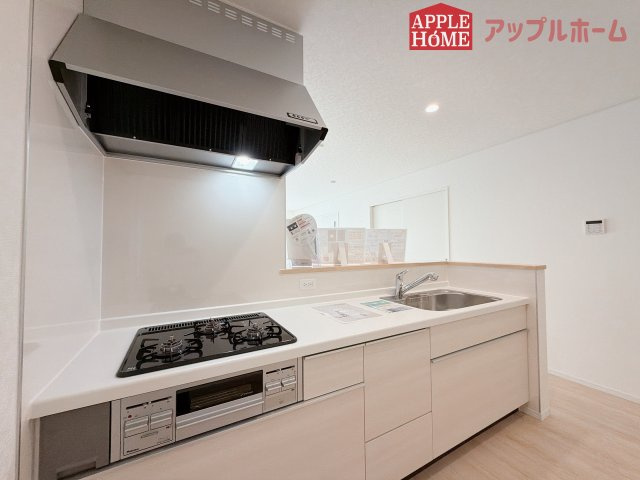 【新築住宅】熊谷市赤城町 第3 全2棟のキッチン|キッチンから部屋中が見守れるので、小さなお子様がいるご家庭でも安心です。シンプル×ナチュラルな温かい空間は、どんなスタイルの家具も合わせやすいお部屋です。