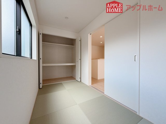 【新築住宅】熊谷市赤城町 第3 全2棟の和室|クローゼット付きの和室は、収納スペースが豊富で部屋全体がすっきりと片付きやすいのが特徴です。衣類や荷物を整理しやすく、生活感を抑えた洗練された空間を保てます。