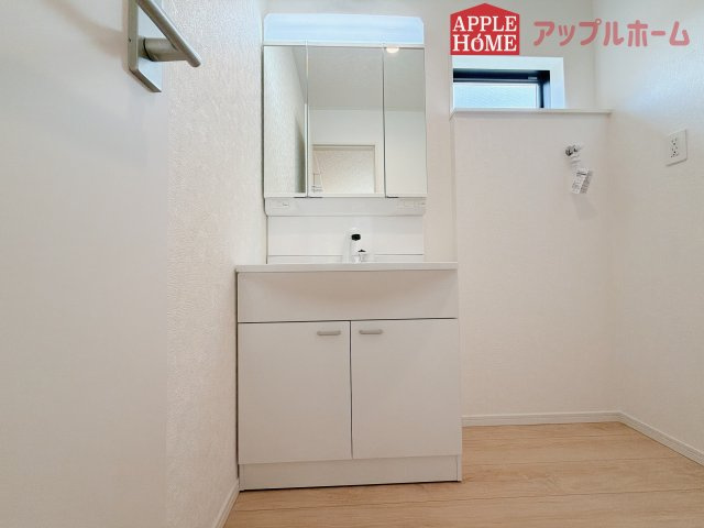 【新築住宅】熊谷市赤城町 第3 全2棟の独立洗面台|三面鏡付きの洗面化粧台ですので、たっぷりと収納いただけます。白を基調とした清潔感のある快適空間です。毎日の身支度も気持ち良くお使い頂けます！！