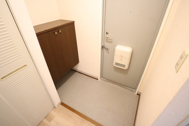 アドゥニスハイツ　Ｂ棟の玄関