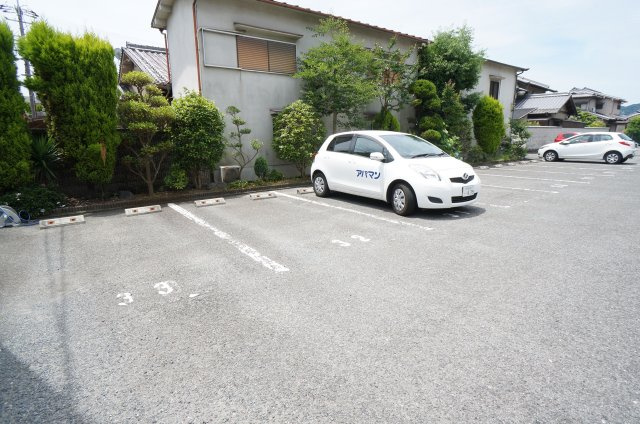 アドゥニスハイツ　Ｂ棟の駐車場