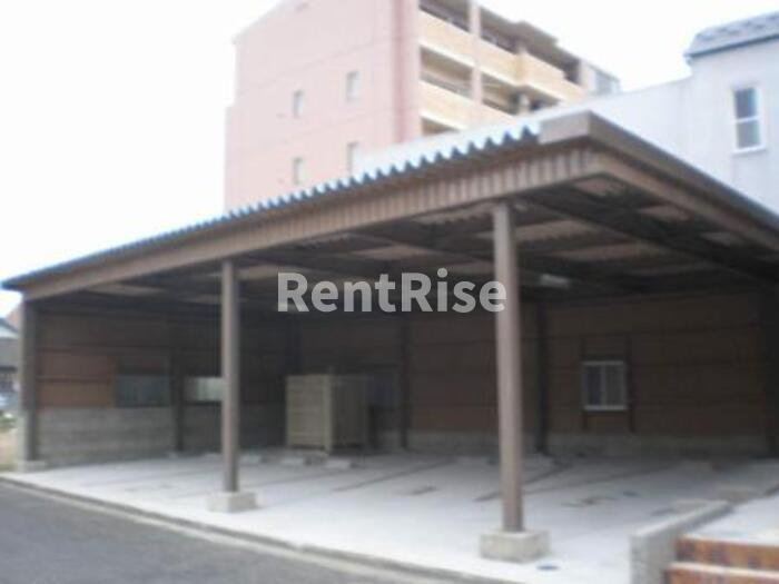 ウエストパークのエントランス|屋根付き駐車場