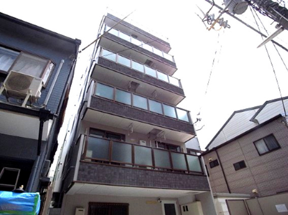 リーフビルの外観