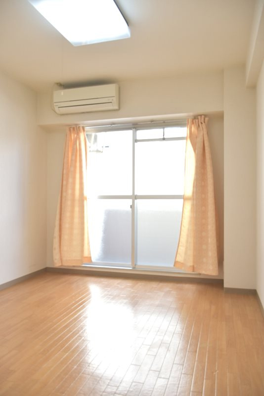 グランドール西岡本の居間・リビング