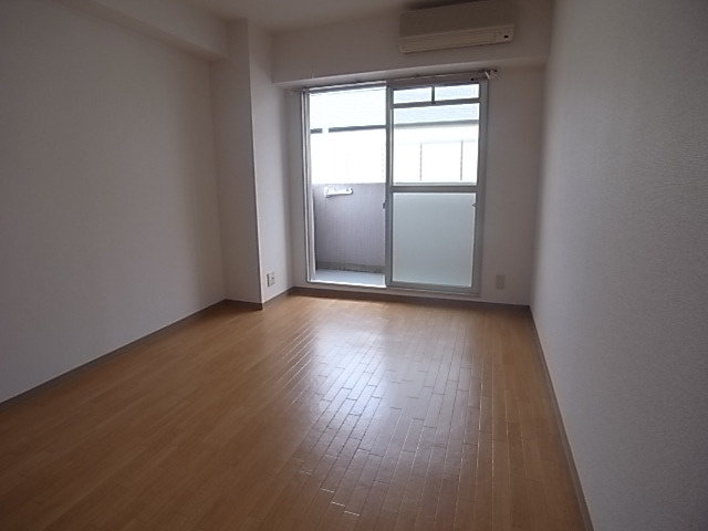 グランドール西岡本の居間・リビング