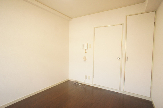 クリスタルコート下山手の洋室